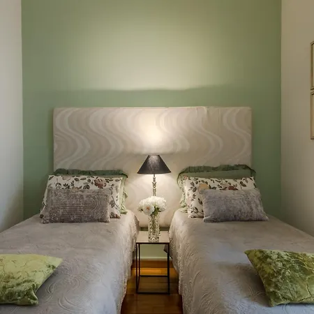 Elegant Modern In דירה