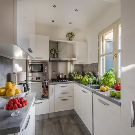 Elegant Modern In לוקה